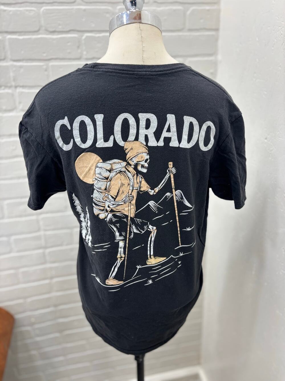 Call Your Mother Woman’s M “Colorado Skeleton On Skies” Graphic Shirt C10